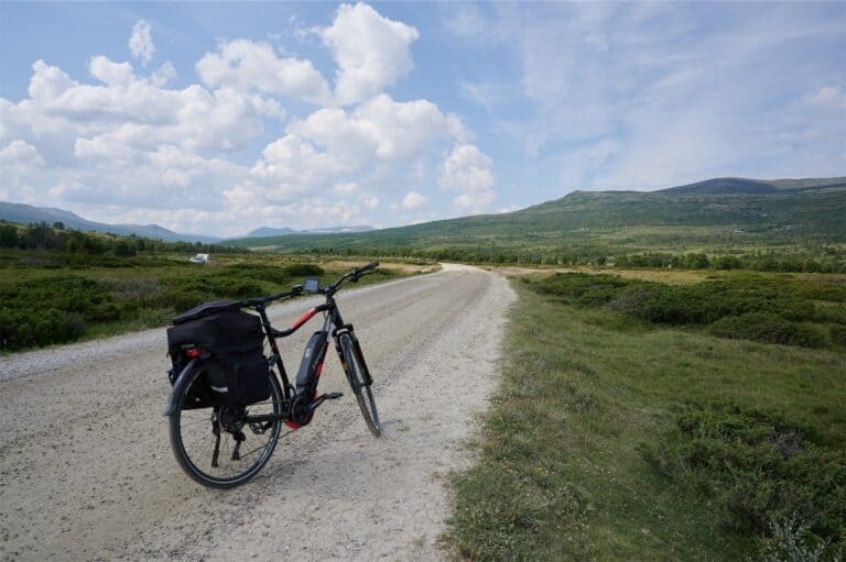 black_mountain_bike_on_roadjpg